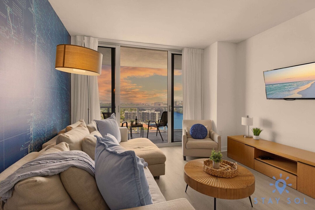 1180 E Hallandale Beach Blvd in Hallandale Beach, FL - Building Photo