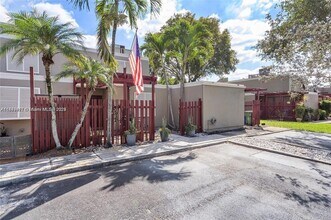 1281 W Fairway Rd in Pembroke Pines, FL - Building Photo - Building Photo