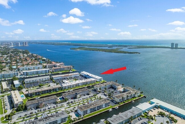 100 Shore Ct in North Palm Beach, FL - Building Photo - Building Photo
