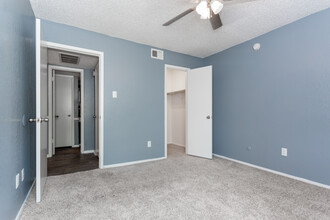 Oakwood Apartments in Arlington, TX - Building Photo - Interior Photo