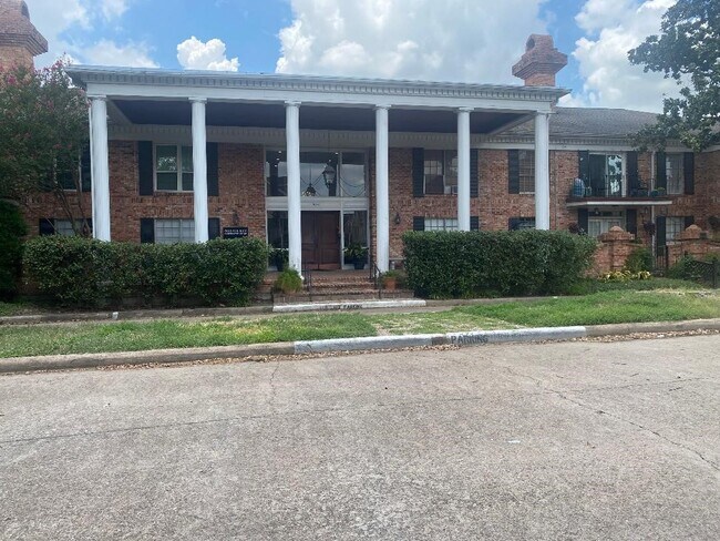 property at 2822 Briarhurst Dr