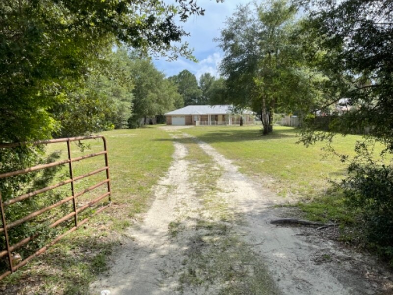 5682 FL-20 in Freeport, FL - Building Photo