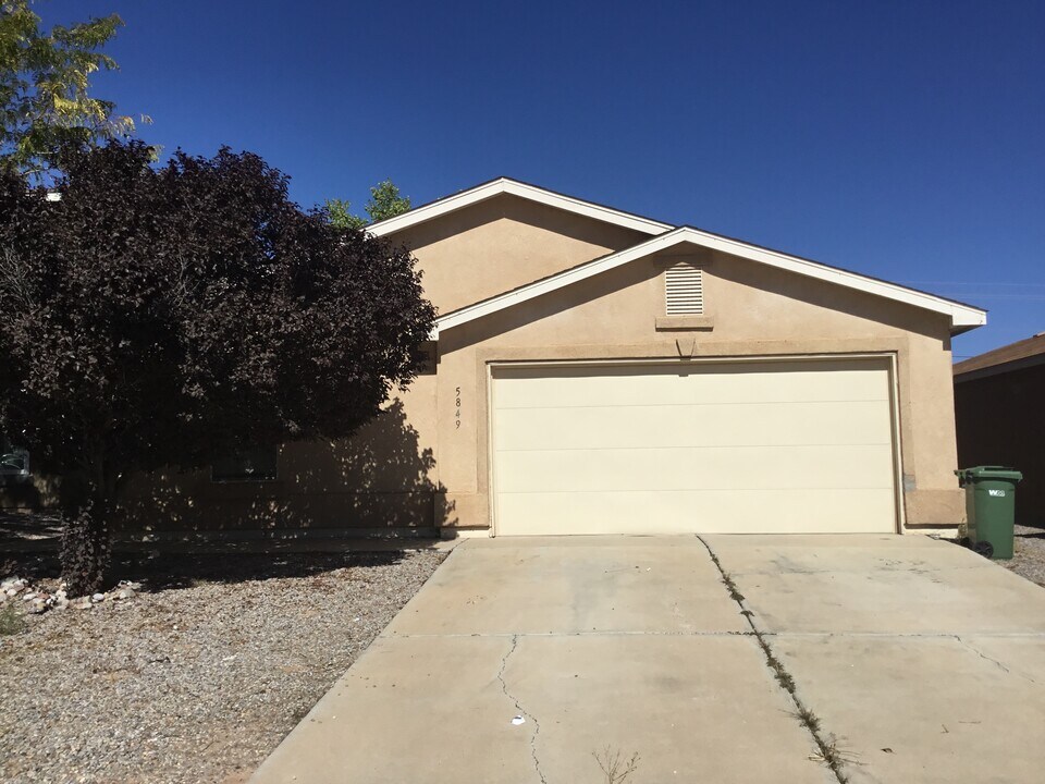 5849 Sandoval Dr NE in Rio Rancho, NM - Building Photo