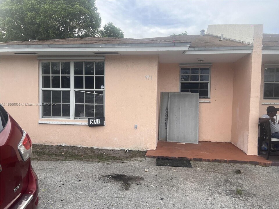 571 NE 136th St in North Miami, FL - Building Photo