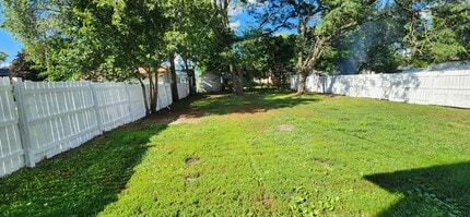 304 Wilshire Dr in Machesney Park, IL - Building Photo - Building Photo
