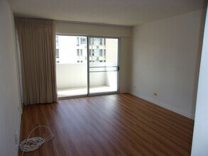 2421 Ala Wai Blvd in Honolulu, HI - Building Photo - Building Photo
