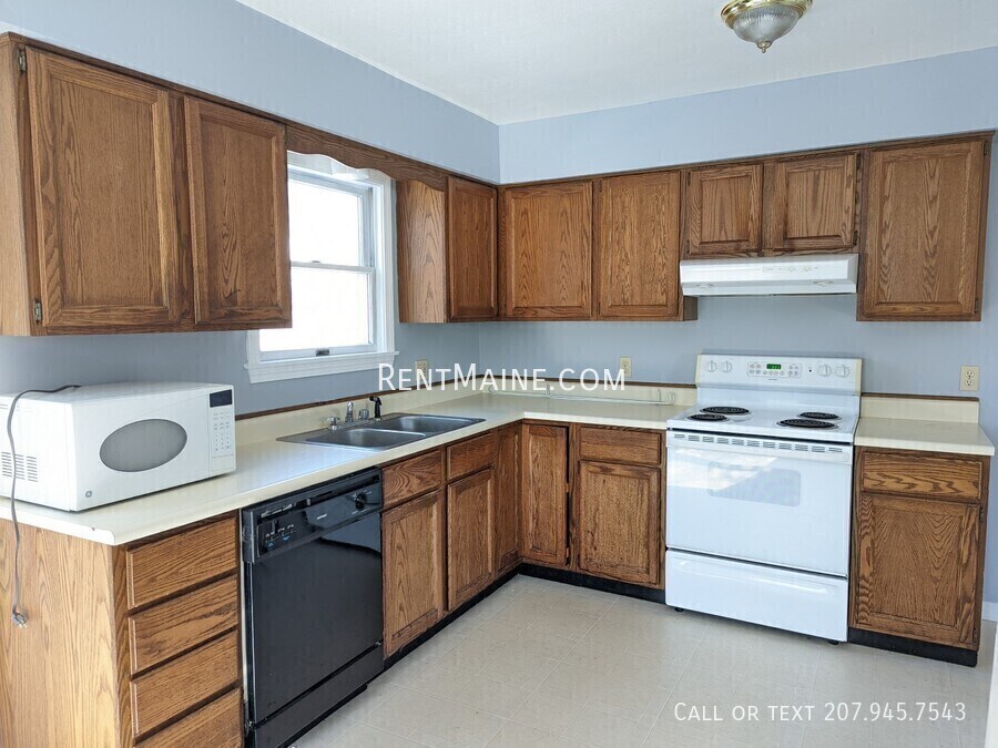 114 Main Rd S, Unit Apt. A in Hampden, ME - Building Photo