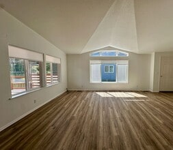 743 Caroline St SE in Bandon, OR - Building Photo - Building Photo