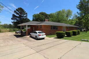 905 Louisville St, Unit RM #1 in Starkville, MS - Building Photo