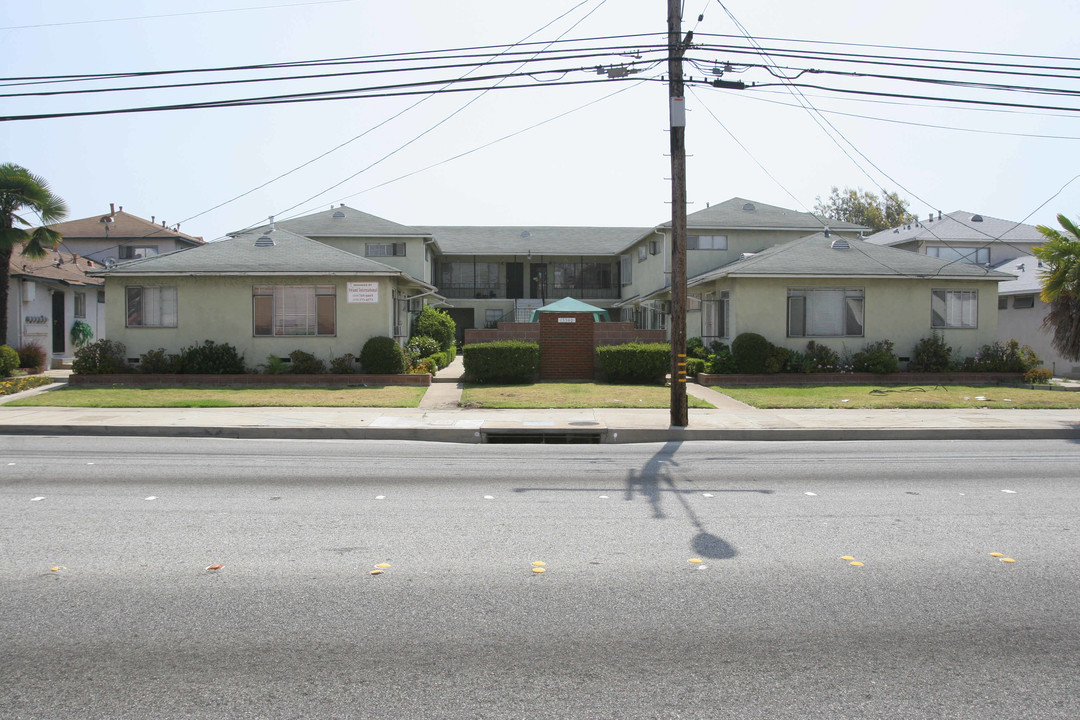 15540 S Normandie Ave in Gardena, CA - Building Photo