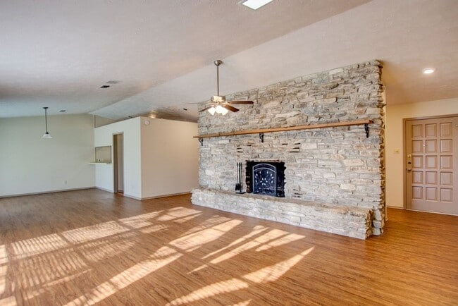 114 Oakview Dr in Kerrville, TX - Building Photo - Building Photo