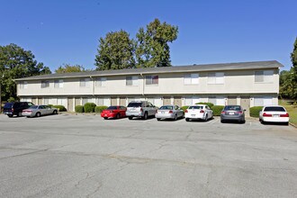 Glenfair Apartments in Fairfield, AL - Foto de edificio - Building Photo