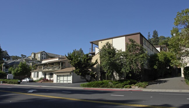 1080 Ralston Ave in Belmont, CA - Foto de edificio - Building Photo
