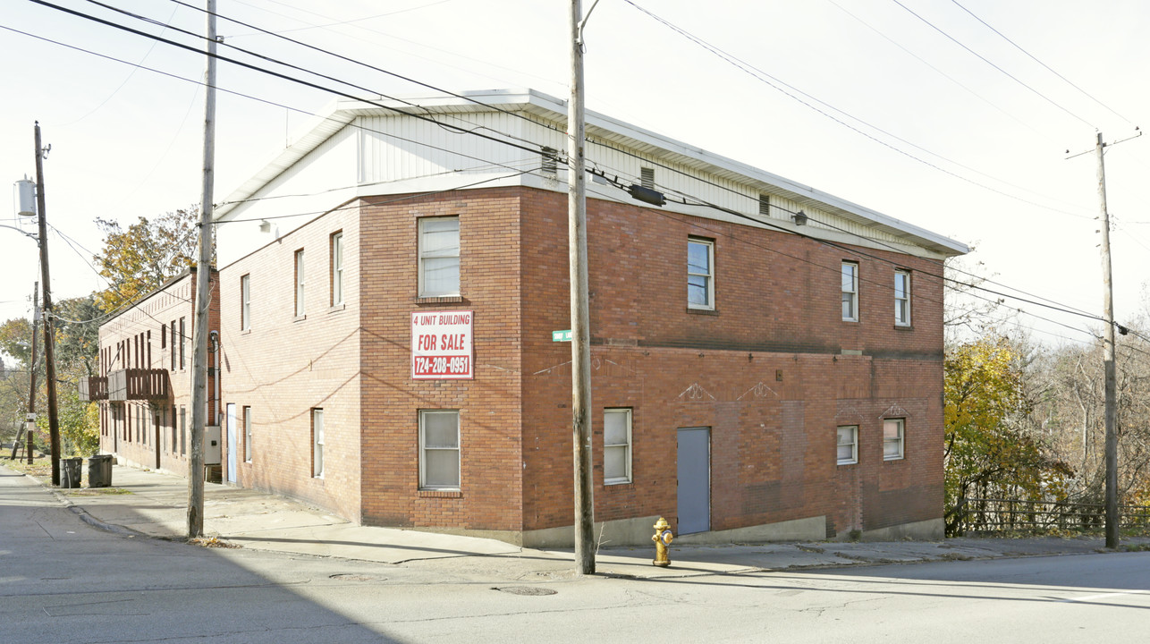 166 E Main St in Uniontown, PA - Building Photo