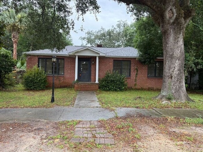 property at 821 W Mallory St