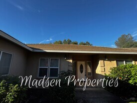 121 Hart Ln in Oroville, CA - Building Photo