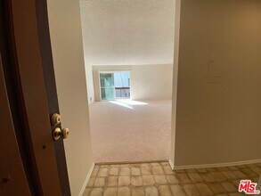 5650 N Sumner Way in Culver City, CA - Building Photo - Building Photo