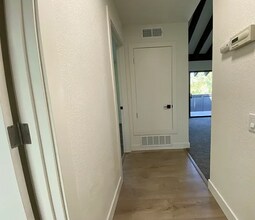739 Woodside Ln E in Sacramento, CA - Building Photo - Building Photo