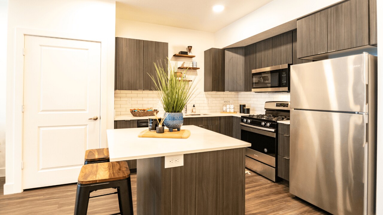 Onyx Apartments in Midvale, UT - Foto de edificio