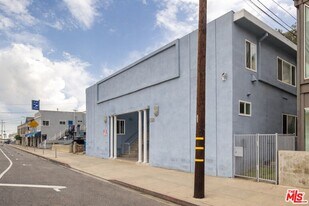 161 W Channel Rd in Santa Monica, CA - Building Photo