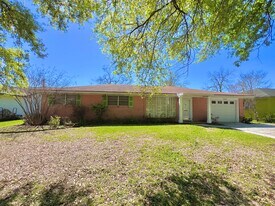 5195 Oriole Dr in Beaumont, TX - Building Photo