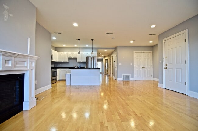 1306 Columbia Rd, Unit 3B in Boston, MA - Building Photo - Building Photo