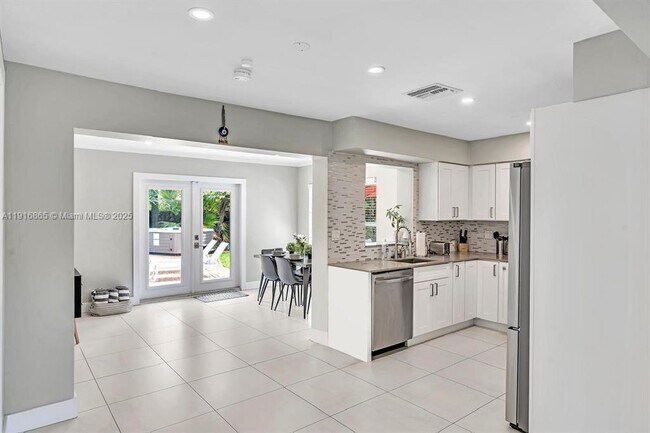 1577 NE 48th Ct in Oakland Park, FL - Building Photo - Building Photo