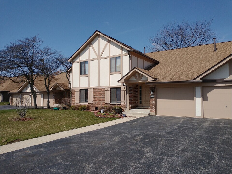 900 Surrey Dr in Schaumburg, IL - Building Photo