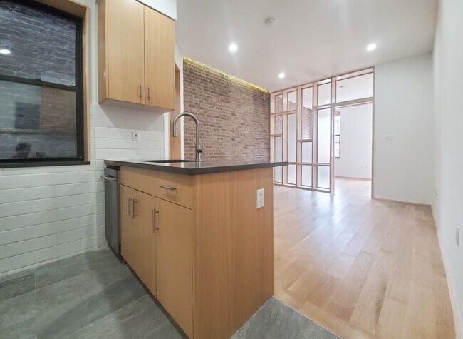 212 Lafayette St in New York, NY - Building Photo - Building Photo