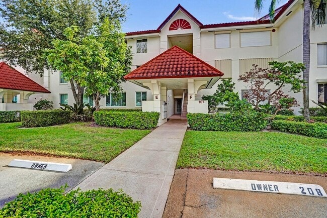 107 Half Moon Cir in Hypoluxo, FL - Building Photo - Building Photo