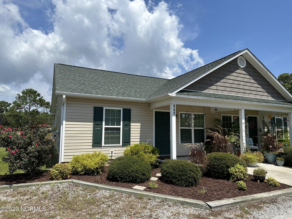 117 Oyster Ln in Hubert, NC - Building Photo