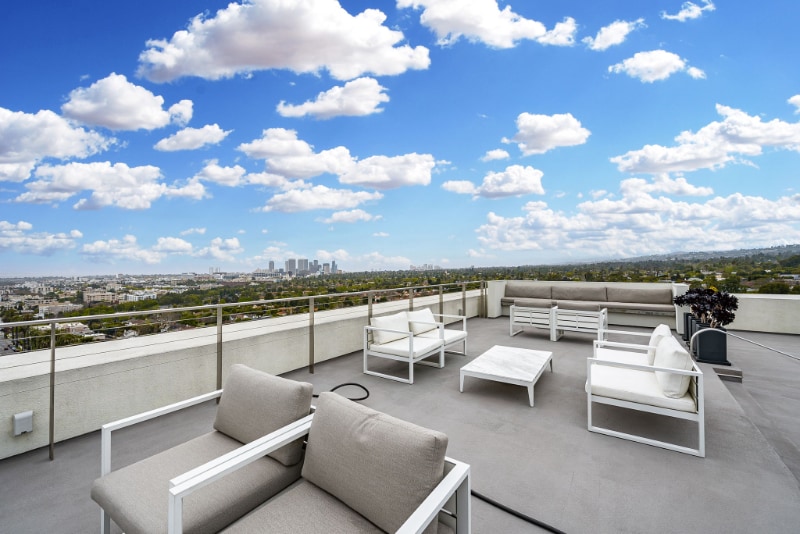 838 N Doheny Dr in West Hollywood, CA - Building Photo