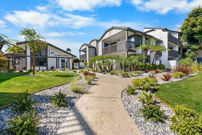 Beachpoint Apartments in Huntington Beach, CA - Foto de edificio - Building Photo