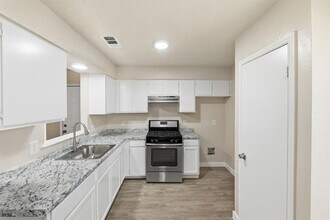 2204 Donahue Ln in Austin, TX - Building Photo - Building Photo