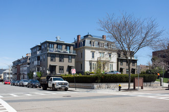 Collins Mansion Condominiums in Boston, MA - Foto de edificio - Building Photo