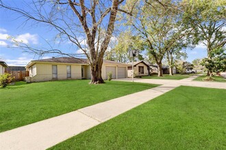 7803 Bunker Wood Ln in Houston, TX - Foto de edificio - Building Photo