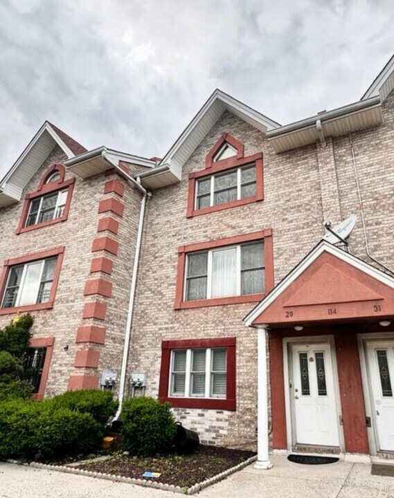114-29 Dalian Ct in Queens, NY - Building Photo