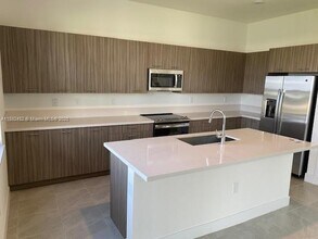 4435 SW 174th Ave in Miramar, FL - Foto de edificio - Building Photo