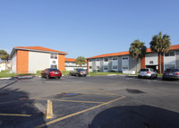 Silver Palms Condominiums in North Lauderdale, FL - Foto de edificio - Building Photo