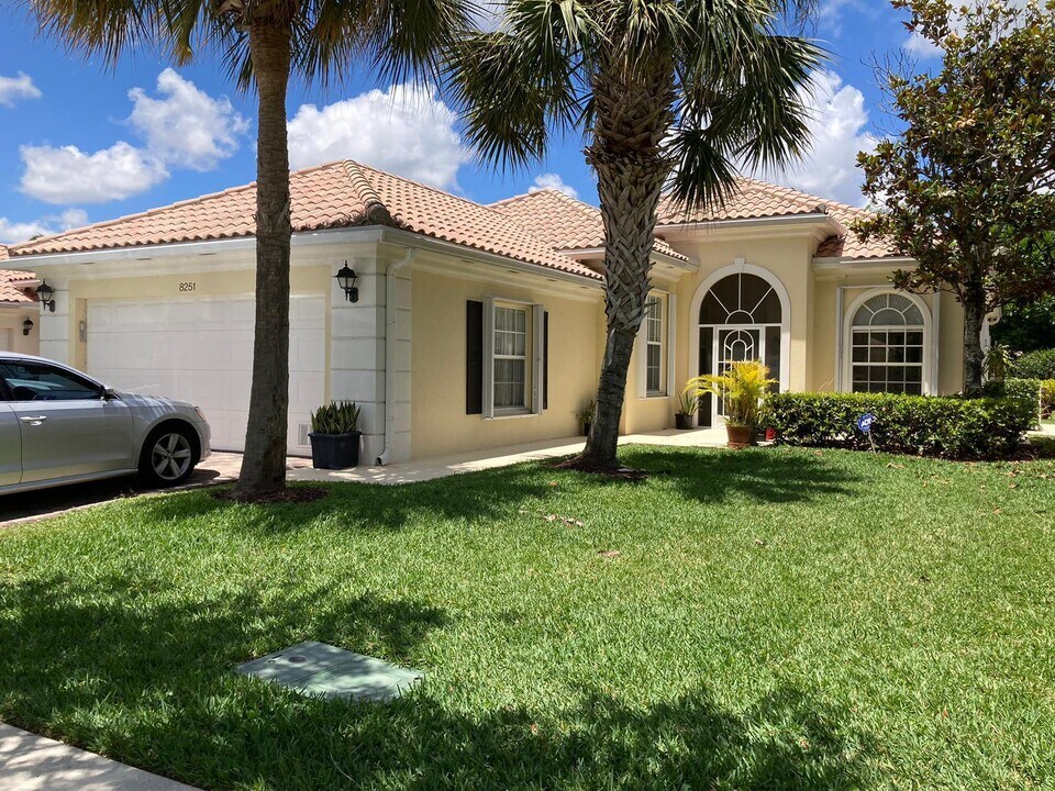 8251 Tobago Ln in Wellington, FL - Building Photo