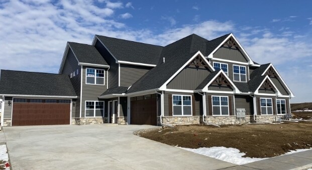 Forest Grove Crossing in Bettendorf, IA - Building Photo