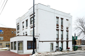 120-122 N Spring St in Elgin, IL - Building Photo - Building Photo