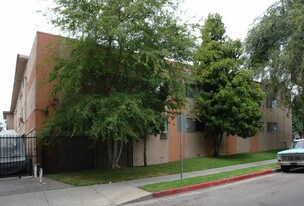 21700 Roscoe Blvd in Canoga Park, CA - Building Photo