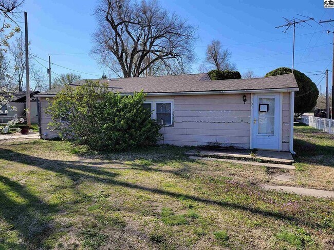 701 E 3rd Ave in Hutchinson, KS - Building Photo - Building Photo