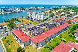 10215 Regal Dr in Largo, FL - Building Photo