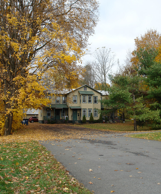 156 Hudson Ave in Chatham, NY - Foto de edificio - Building Photo