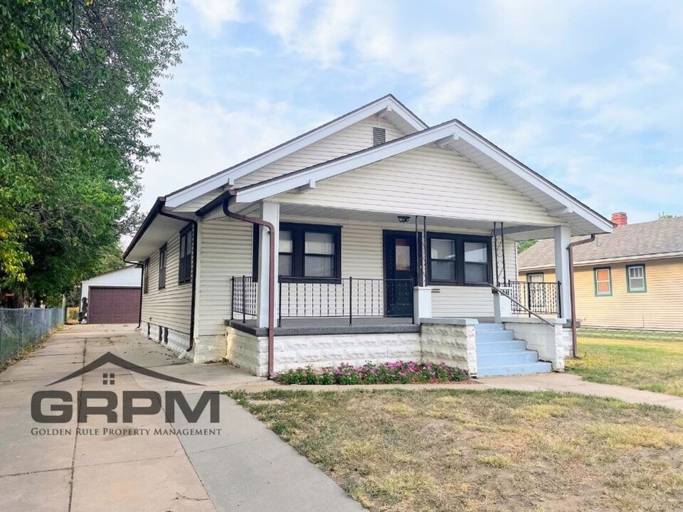 121 E 7th Ave in Hutchinson, KS - Foto de edificio