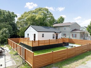 1405 Holt St in Charleston, SC - Foto de edificio - Building Photo