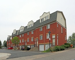 1635 Pickering Pky in Pickering, ON - Building Photo