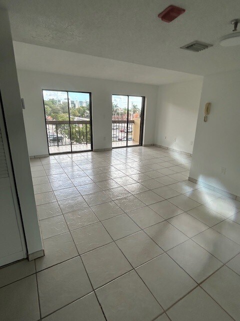 5249 NW 7th St, Unit 313 in Miami, FL - Foto de edificio - Building Photo